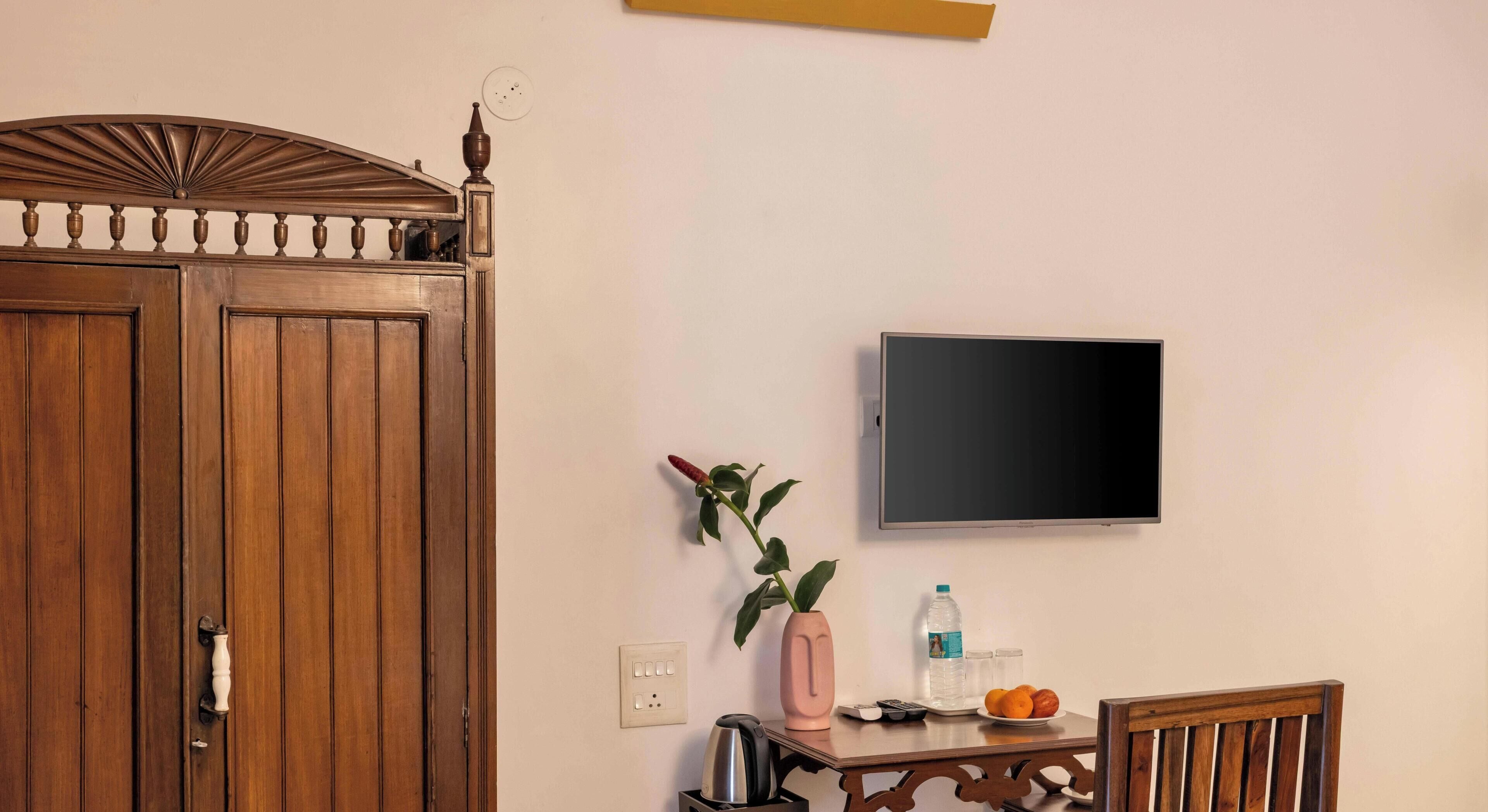 Pool Room 3 | Individually decorated, individually furnished, desk, laptop workspace