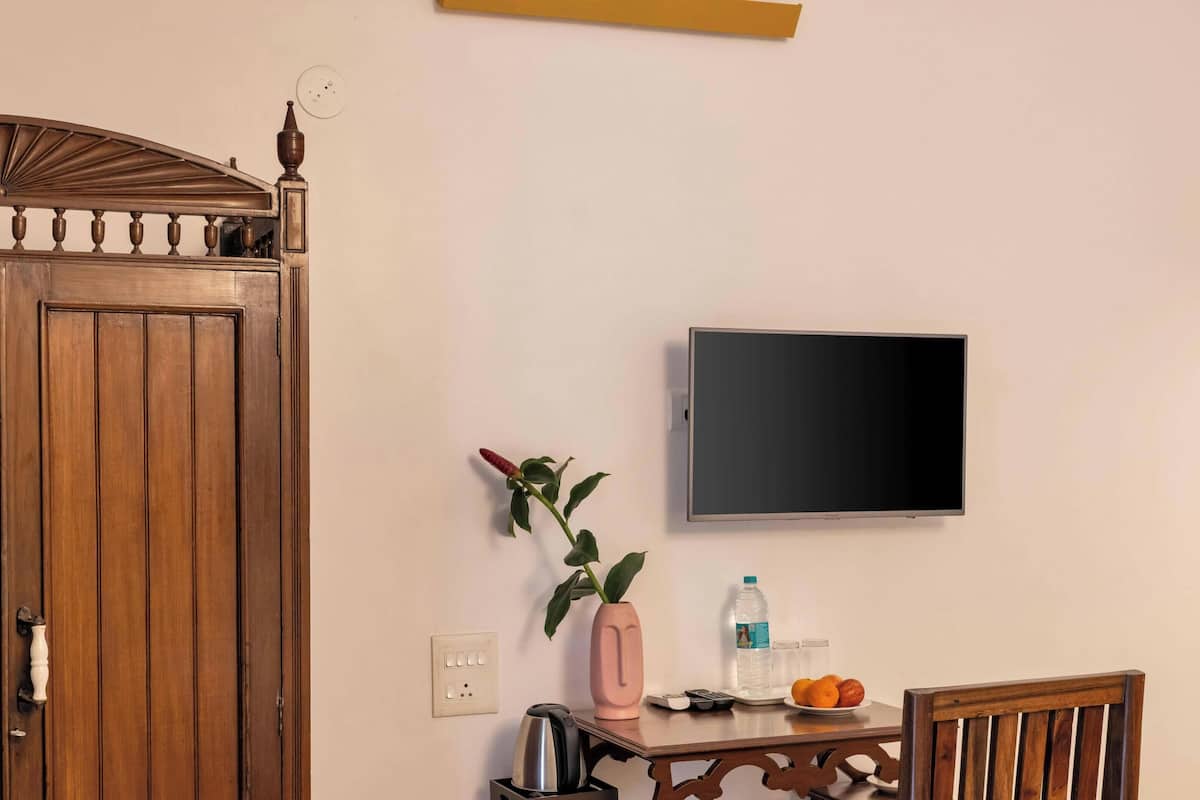 Pool Room 3 | Individually decorated, individually furnished, desk, laptop workspace