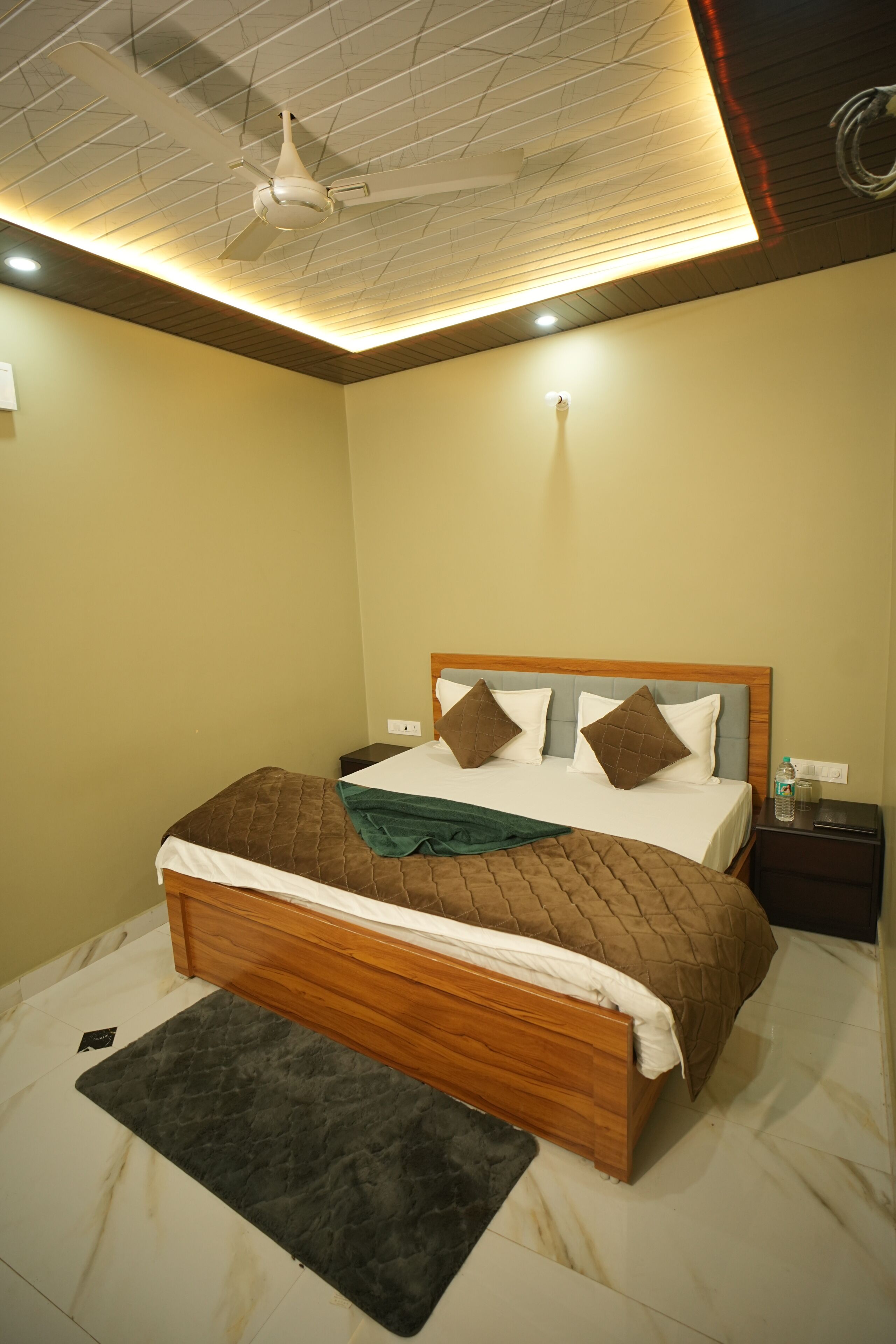 Deluxe Room | Iron/ironing board, free WiFi
