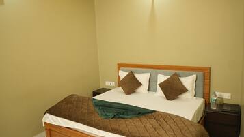 Deluxe Room | Iron/ironing board, free WiFi