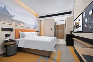 Habitación doble superior, vistas a la colina | Espacio para trabajar con un portátil y cortinas opacas