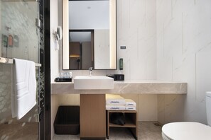 Kamar Double Superior, pemandangan bukit | Kamar mandi | Shower, pengering rambut, sandal, dan handuk