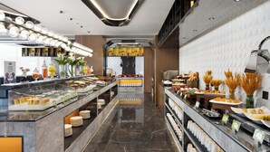 Un espace buffet proposant une variété de plats et un décor intérieur moderne.