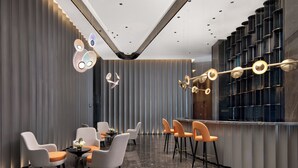 Un intérieur moderne avec un espace bar, des sièges confortables et un éclairage décoratif.
