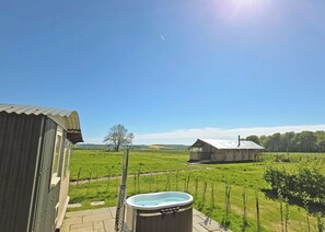 Outdoor spa tub - 1 bedroom accommodation in Alresford (Alresford)