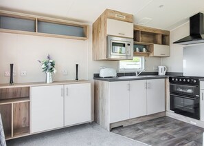 Fridge, oven, stovetop, toaster - 2 bedroom accommodation in Dorchester (Dorchester)