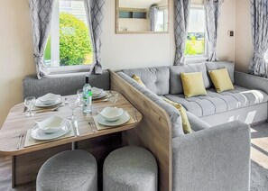 TV - 2 bedroom accommodation in Dorchester (Dorchester)