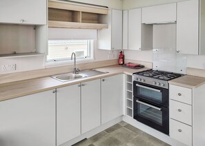 Frigorífico, horno, placa de cocina y tostadora