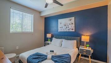 Tabla de planchar con plancha, wifi, ropa de cama