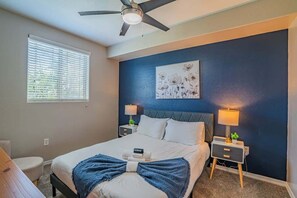 Tabla de planchar con plancha, wifi, ropa de cama