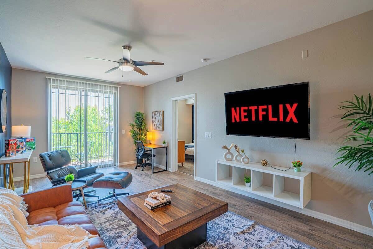 Una televisión, una oficina