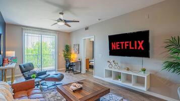 Una televisión, una oficina