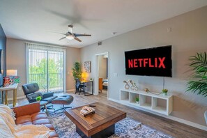 Una televisión, una oficina