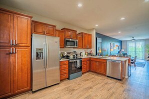 雪櫃、微波爐、焗爐、爐具