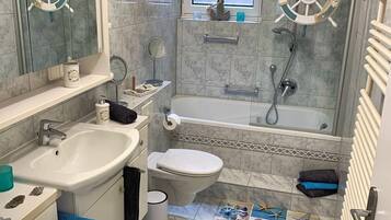 Haartrockner, HandtĂŒcher, Seife, Toilettenpapier