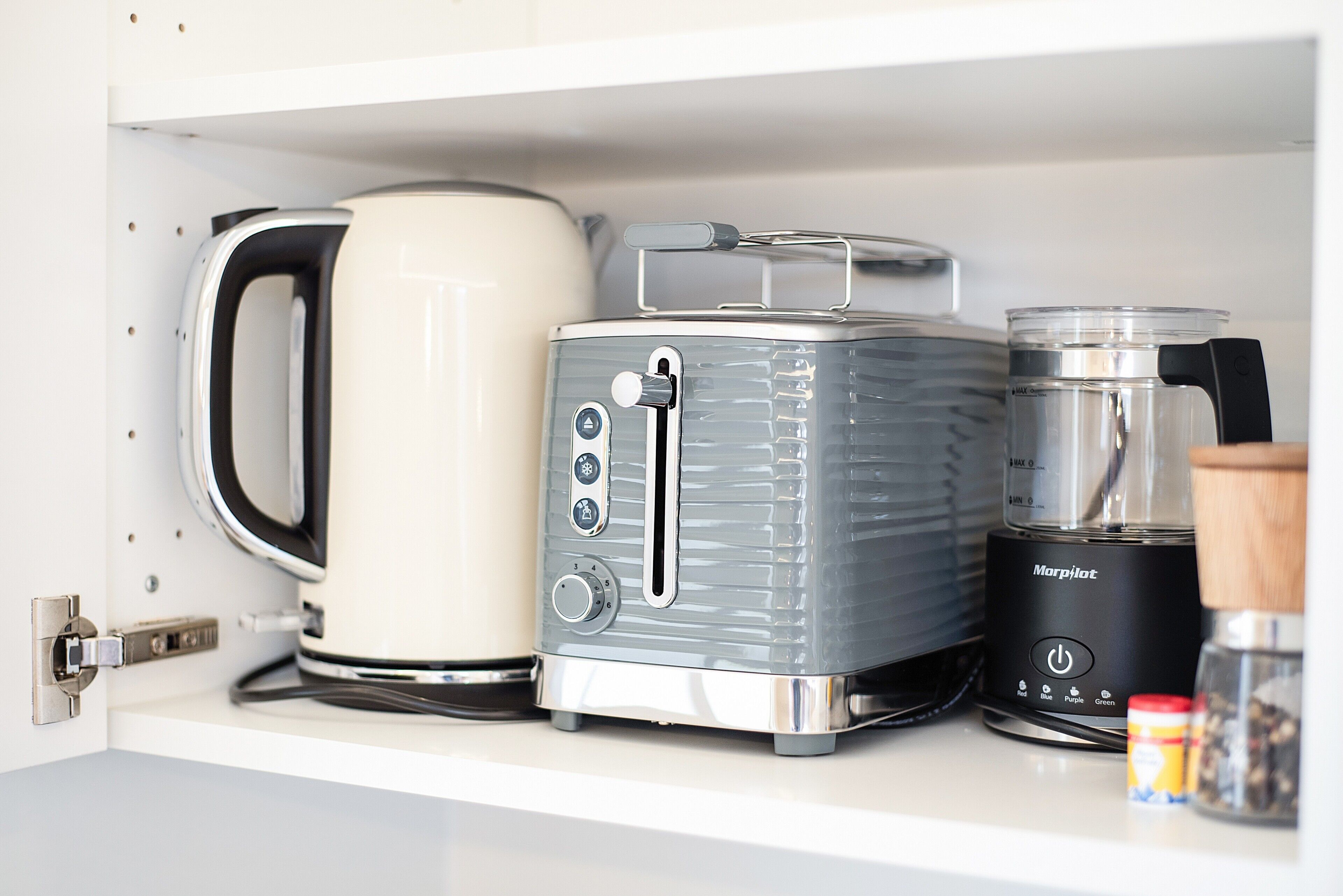 Eine Küche mit Kaffeemaschine, Toaster und Mixer auf der Arbeitsfläche.