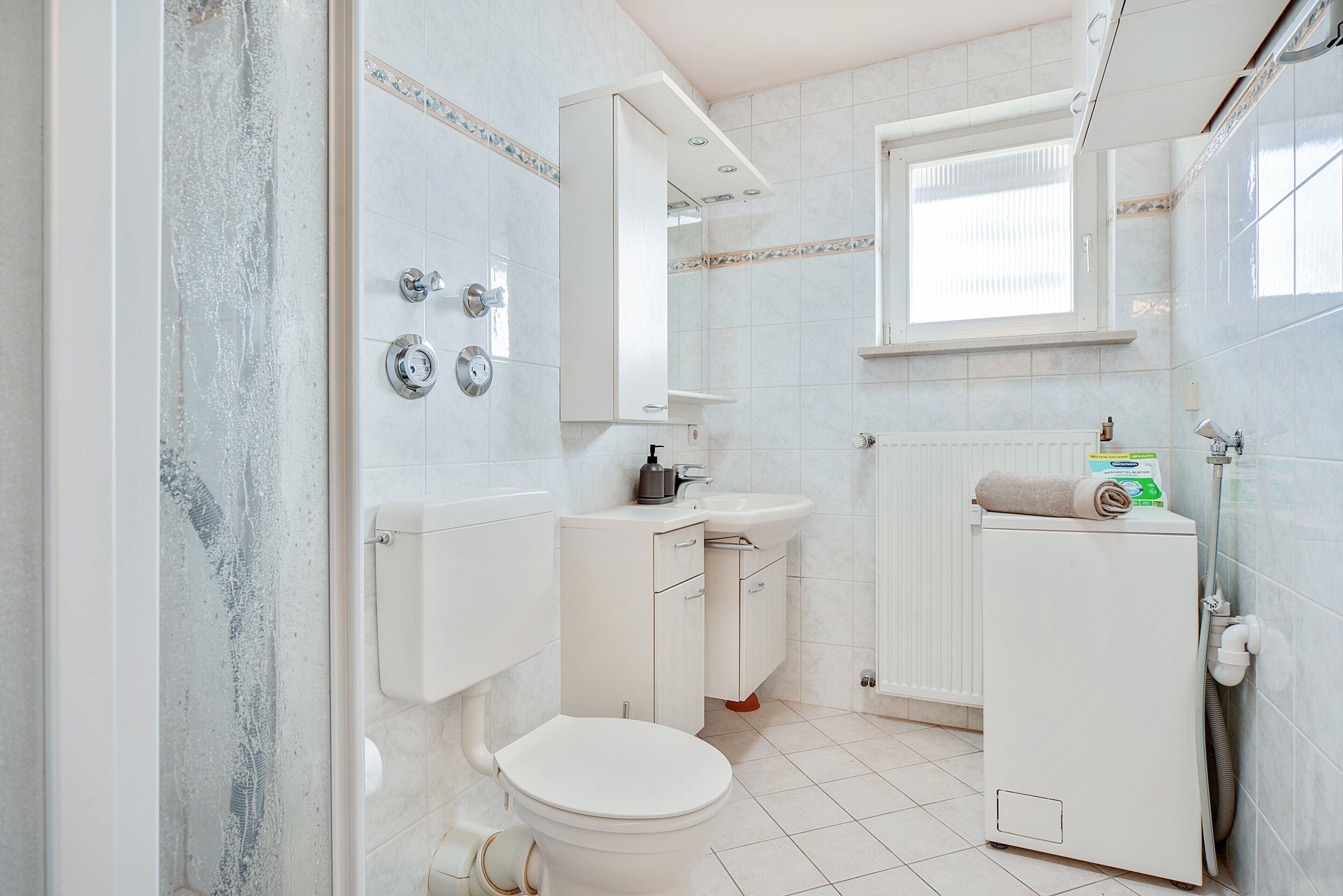 Dusche, Haartrockner, Handtücher
