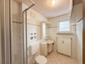 Shower, hair dryer, towels - Apartment "Home at the Spa Gardens" with Mountain View and Wi-Fi (Bad Reichenhall)