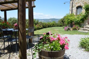 Outdoor dining - Agriturismo Bellavista, Private Pool, Val D'Orcia (Seggiano)