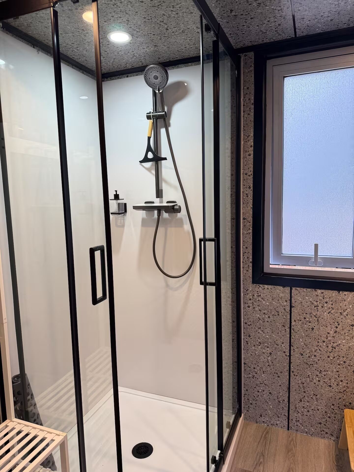 Dusche, Haartrockner, Bidet, Handtücher