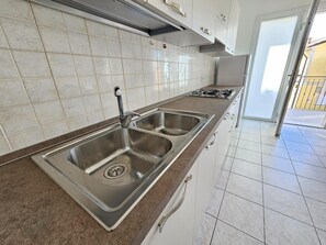 Fridge, stovetop, dining tables - Pleasant apartment in Rosolina Mare (Rosolina Mare (RO))