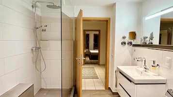 Een douche, een haardroger, handdoeken