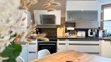 Geladeira, micro-ondas, fogão, cooktop