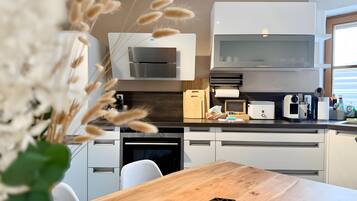 雪櫃、微波爐、焗爐、爐具