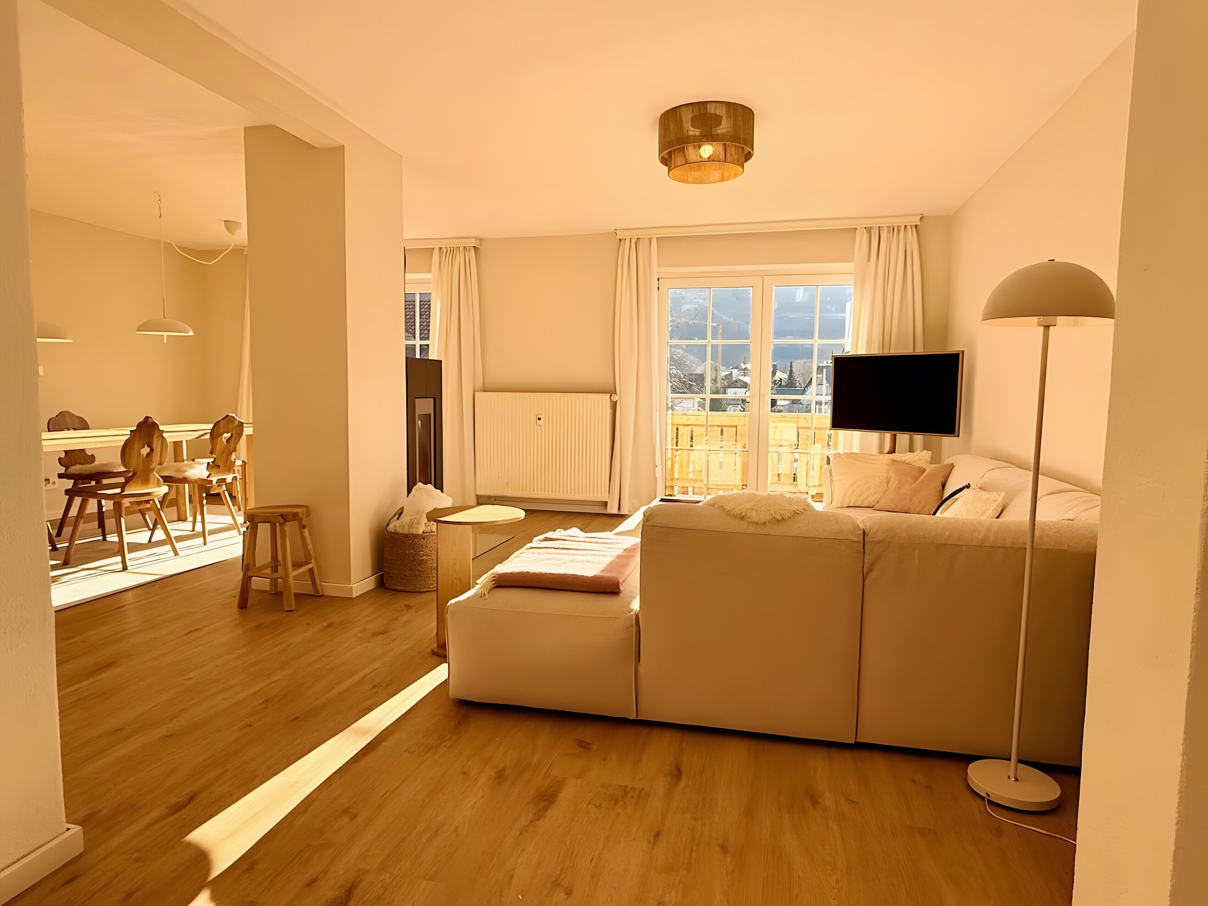 Fernseher, Kamin, Tischtennisplatte