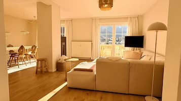 Fernseher, Kamin, Tischtennisplatte