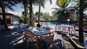 Outdoor dining - Tripletree Ciptaningati Culture Hotel (Batu)