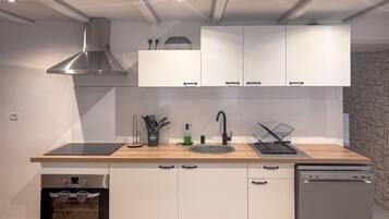 KjĂžleskap, mikrobĂžlgeovn, ovn og kokeplater