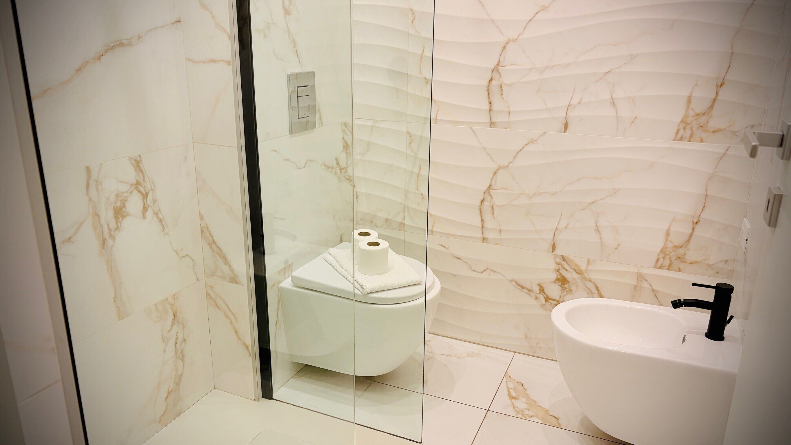 Secadora de cabello, toallas, jabón, papel de baño 