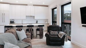 TV - Revelstoke - Cloudscape Penthouse- New condo! (Revelstoke)