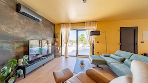 TV, fireplace