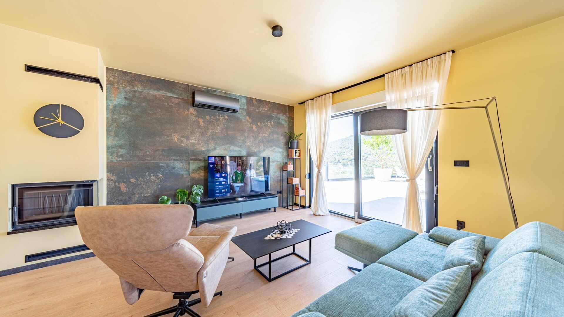 Televisión y chimenea 