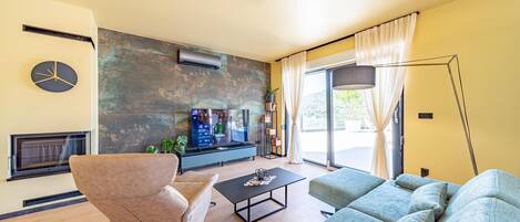 Televisión y chimenea