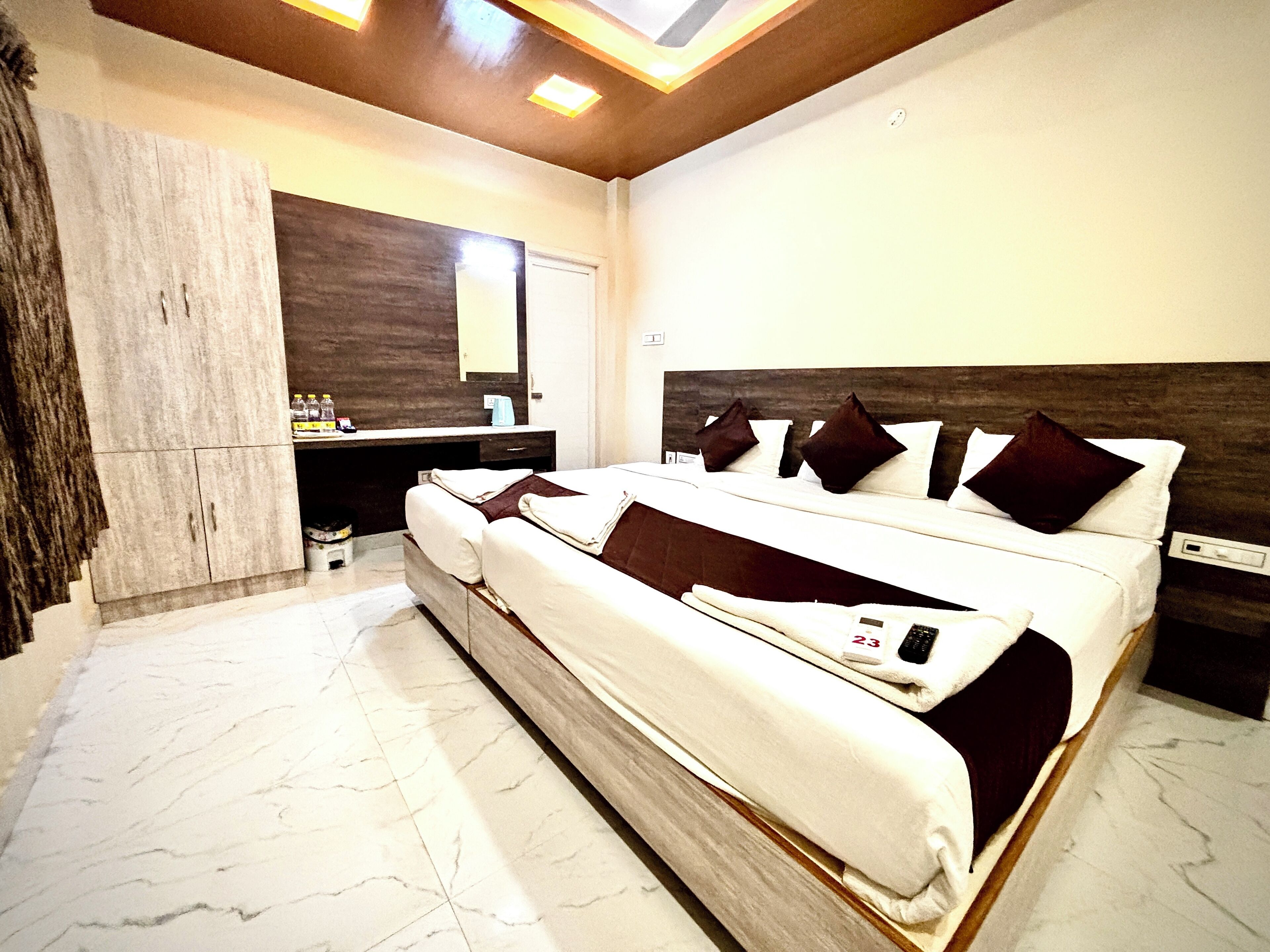 Schreibtisch, laptopgeeigneter Arbeitsplatz, kostenloses WLAN