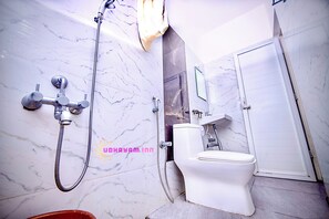 مستلزمات مجانية للعناية الشخصية، مناشف، صابون، شامبو