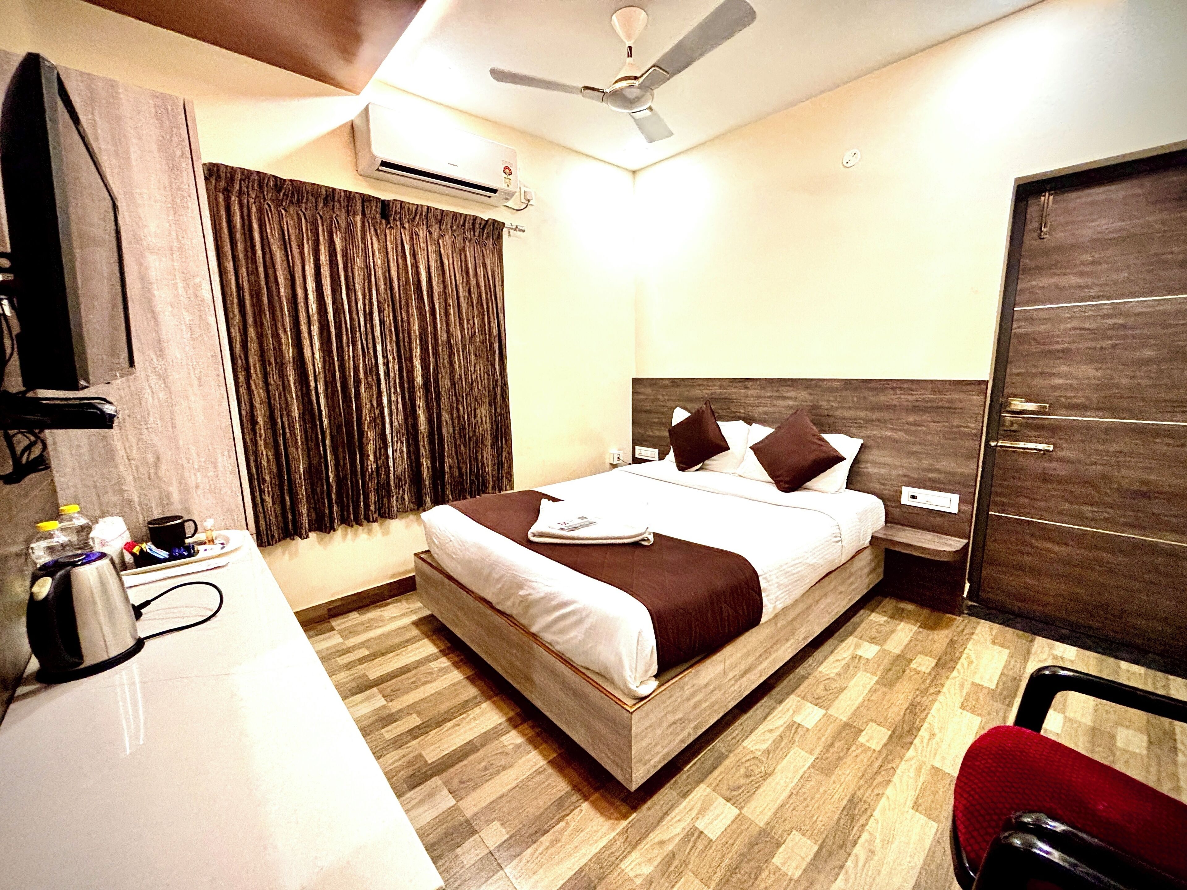 Bureau, espace de travail pour ordinateur portable, Wi-Fi gratuit