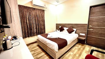 Desk, laptop workspace, free WiFi