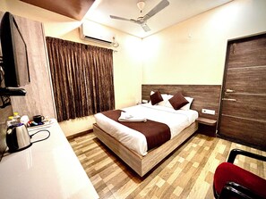 Desk, laptop workspace, free WiFi - Udhayam inn (Velankanni)