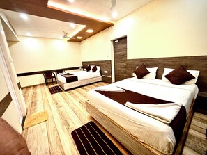 Desk, laptop workspace, free WiFi - Udhayam inn (Velankanni)