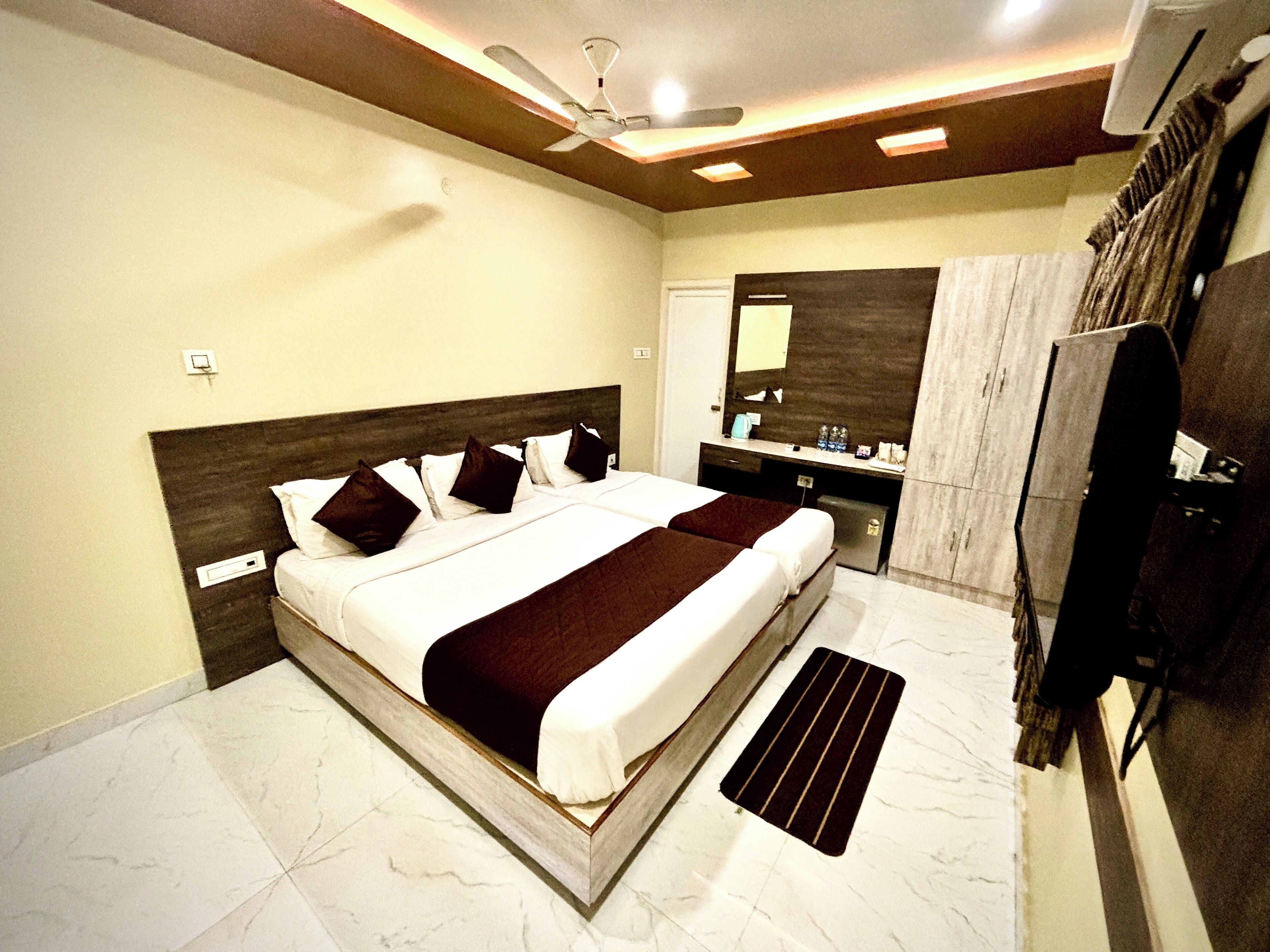 Schreibtisch, laptopgeeigneter Arbeitsplatz, kostenloses WLAN