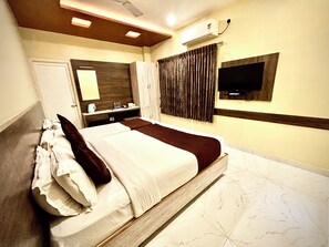 Desk, laptop workspace, free WiFi - Udhayam inn (Velankanni)