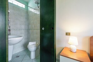 Douche, sèche-cheveux, bidet, serviettes fournies