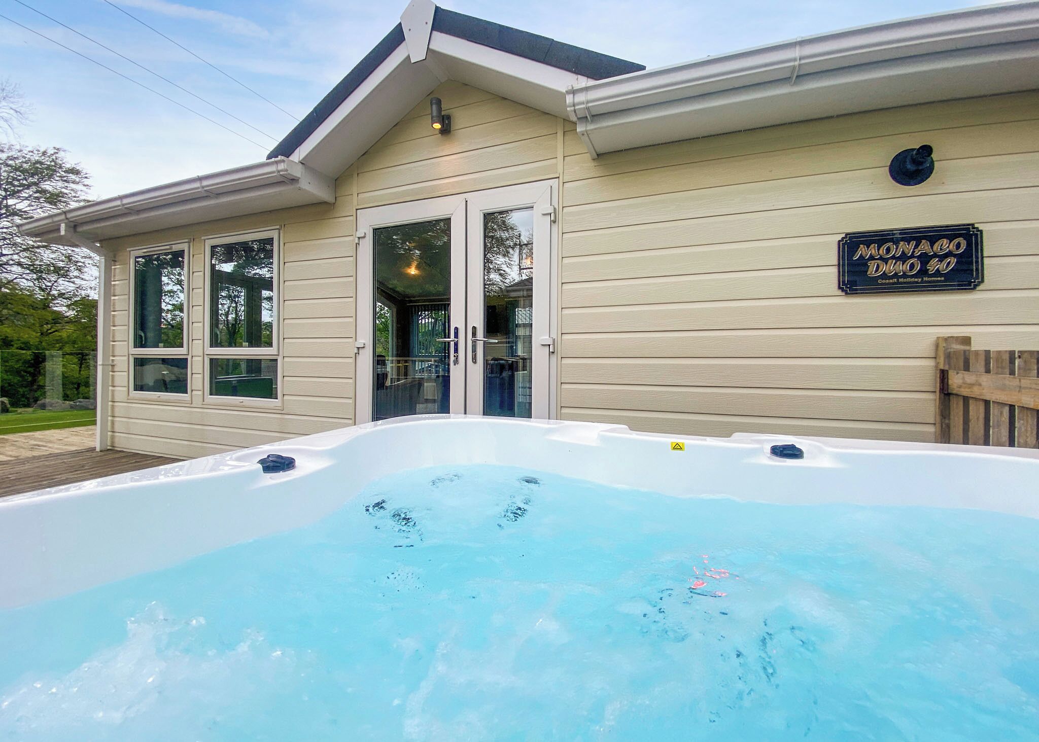 Outdoor spa tub