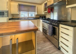 Fridge, oven, stovetop, toaster - 2 bedroom accommodation in Snowdonia (Snowdonia)