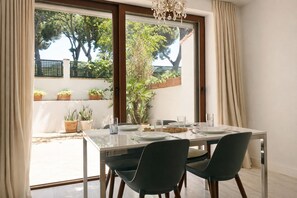 Dining - House in Elvira with communal pool, WIFI and air conditioning only 1 km to the beach (Marbella)