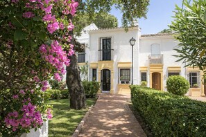 Exterior - House in Elvira with communal pool, WIFI and air conditioning only 1 km to the beach (Marbella)